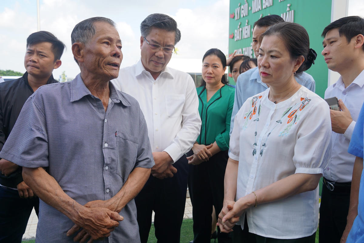 Người dân đều bày tỏ sự vui mừng trước sự quan tâm thăm hỏi của lãnh đạo đoàn công tác vì đã gợi mở những vấn đề hết sức sâu sát với đời sống người dân khu tái định cư. Ảnh: Mạnh Thìn.