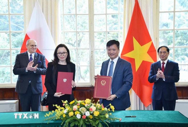 Bộ trưởng Ngoại giao Bùi Thanh Sơn và Bộ trưởng Ngoại giao Cộng hòa Ba Lan Zbigniew Rau chứng kiến Lễ ký thỏa thuận hợp tác giữa hai học viện Ngoại giao Việt Nam-Ba Lan sáng 16/3/2023. (Ảnh: Lâm Khánh/TTXVN) ttxvn-viet-nam-ba-lan-5.jpg