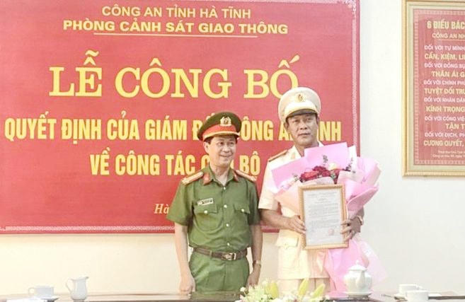 Đại tá Đặng Hoài Sơn, Phó Giám đốc Công an tỉnh Hà Tĩnh đã chủ trì lễ công bố và trao quyết định của Giám đốc Công an tỉnh về việc bổ nhiệm Trung tá Lê Ngọc Sáng.