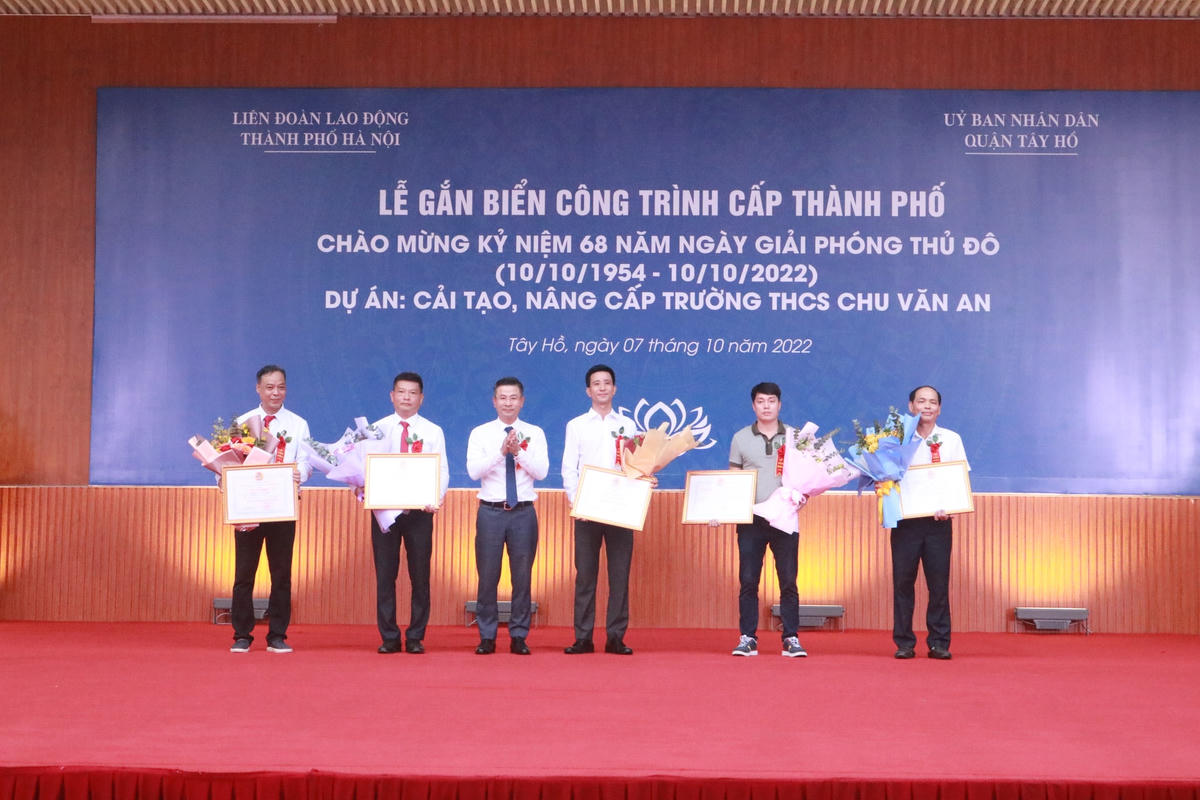 Lãnh đạo Liên đoàn Lao động TP Hà Nội trao bằng khen cho 2 tập thể và 3 cá nhân đã có thành tích hoàn thành tốt công trình chào mừng kỷ niệm 68 năm Ngày Giải phóng Thủ đô.