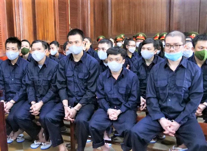 Bị cáo Nguyễn Thái Luyện (ngoài cùng, hàng đầu bên phải qua) tại tòa (Ảnh: T.Hậu).