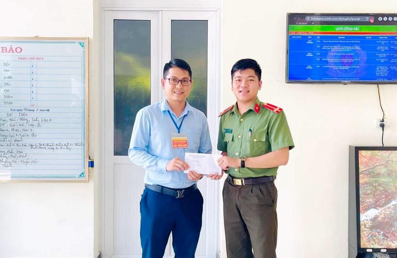Anh Nguyễn Lương Đức nhận lại số tiền bị đánh rơi. 