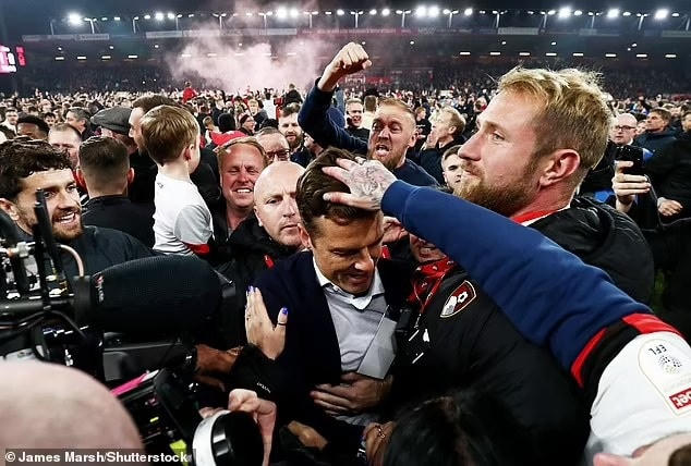 HLV Scott Parker lập công lớn khi giúp Bournemouth trở lại Premier League chỉ ngay mùa đầu tiên dẫn dắt đội bóng.