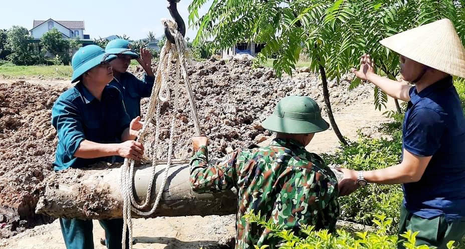 Quả bom được lực lượng công binh đào lên và vận chuyển đến khu vực xử lý.