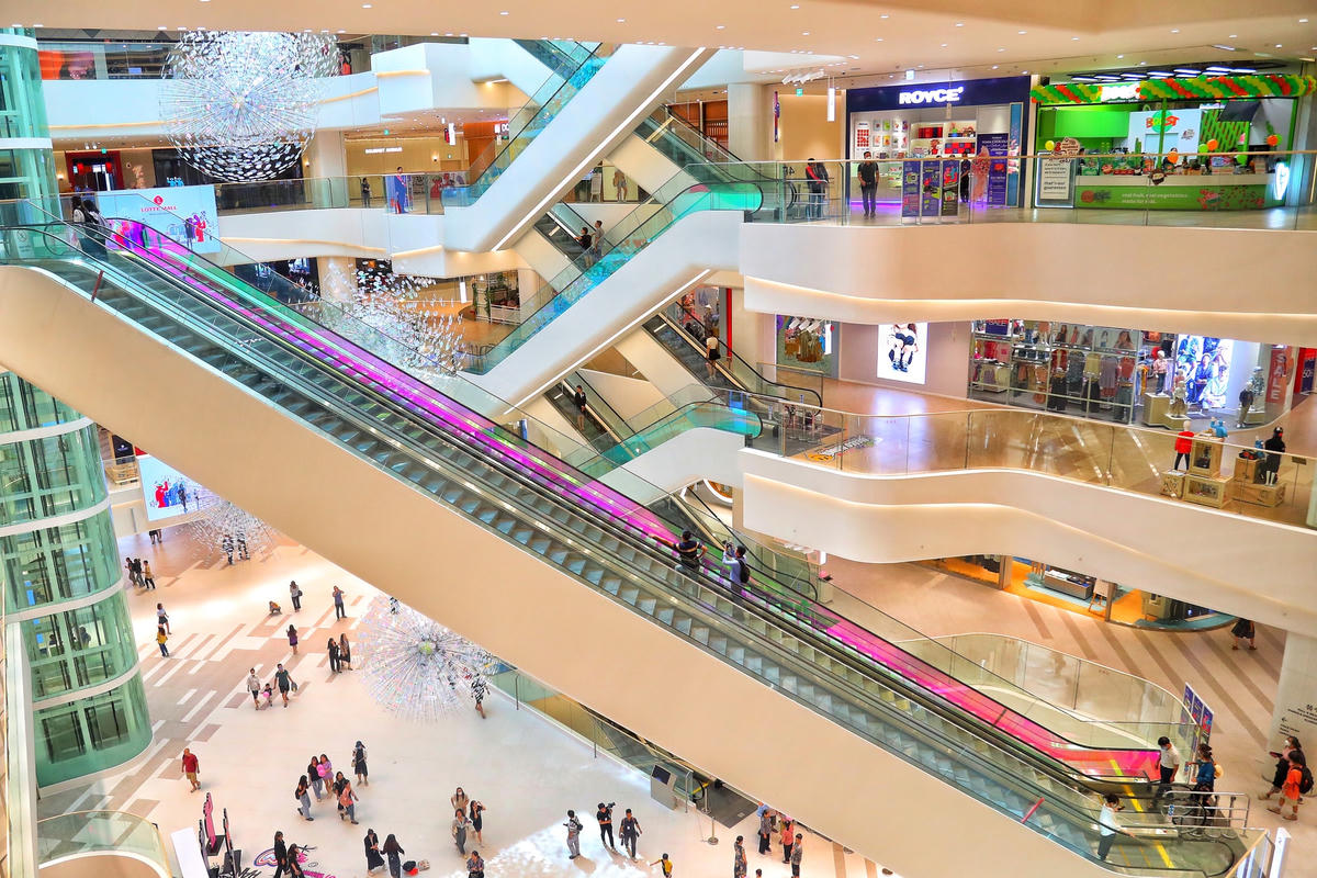 Hệ thống thang cuốn bên trong trung tâm thương mại được thiết kế đẹp mắt.