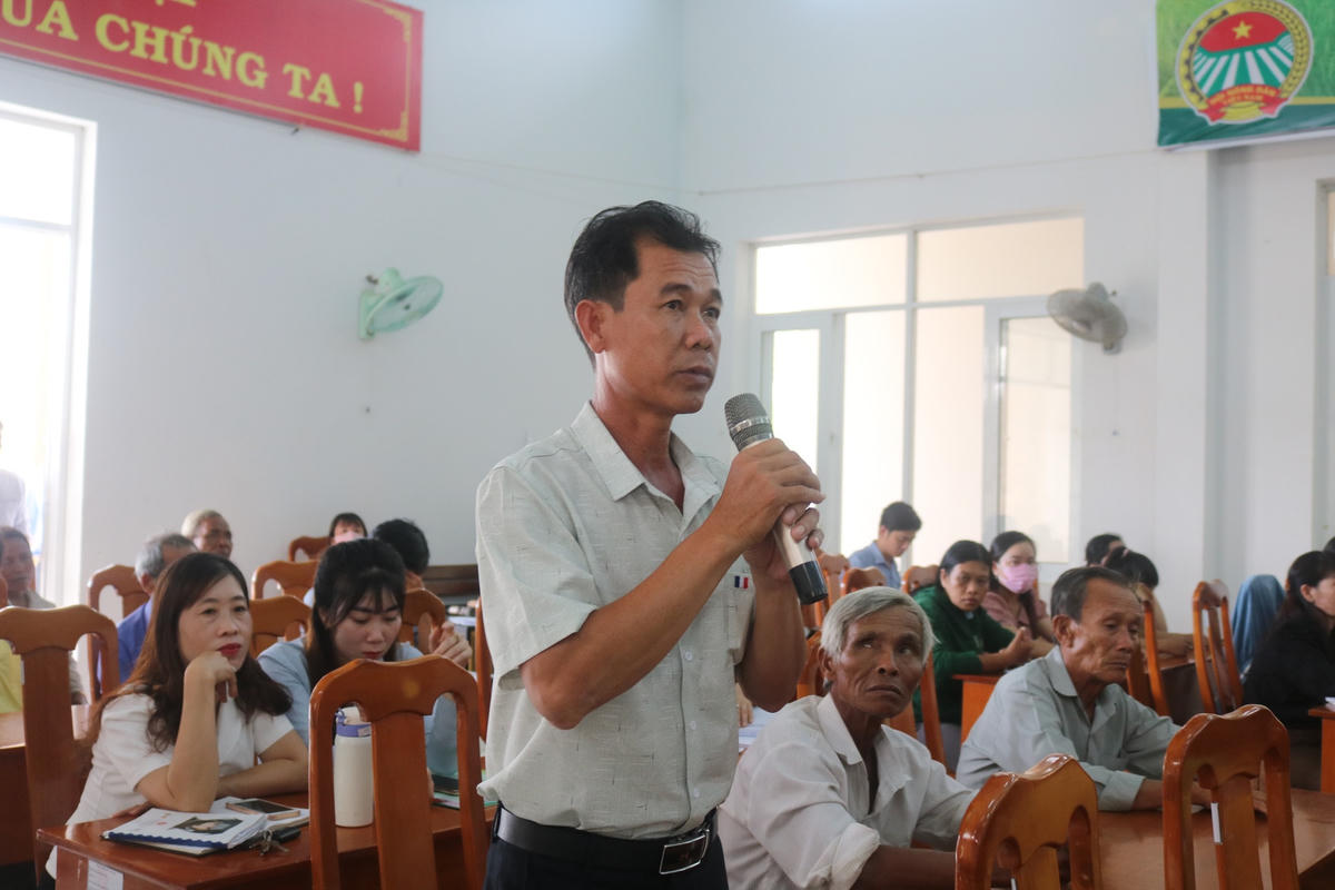 Cử tri xã Thuận Hòa, huyện Hàm Thuận Bắc, kiến nghị tại buổi tiếp xức cử tri.
