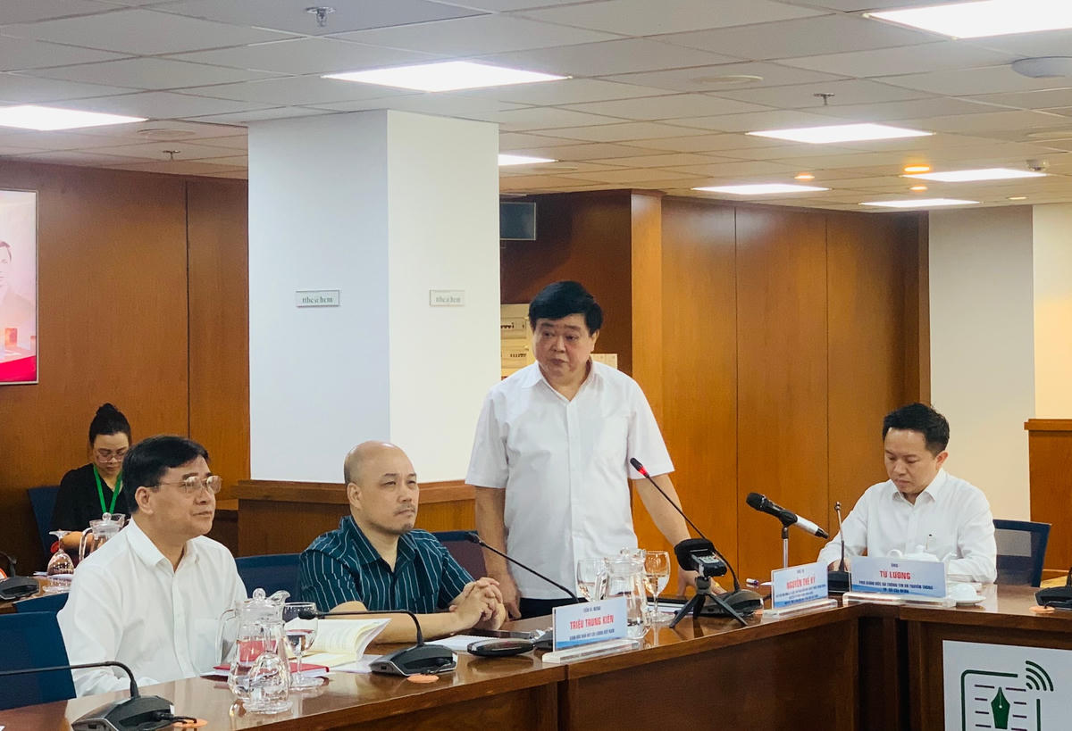 Nhà văn, PGS.TS Nguyễn Thế Kỷ, Chủ tịch Hội đồng Lý luận, phê bình văn học, nghệ thuật Trung ương thông tin tại buổi họp báo công bố. Ảnh: Hoàng Tuyết.