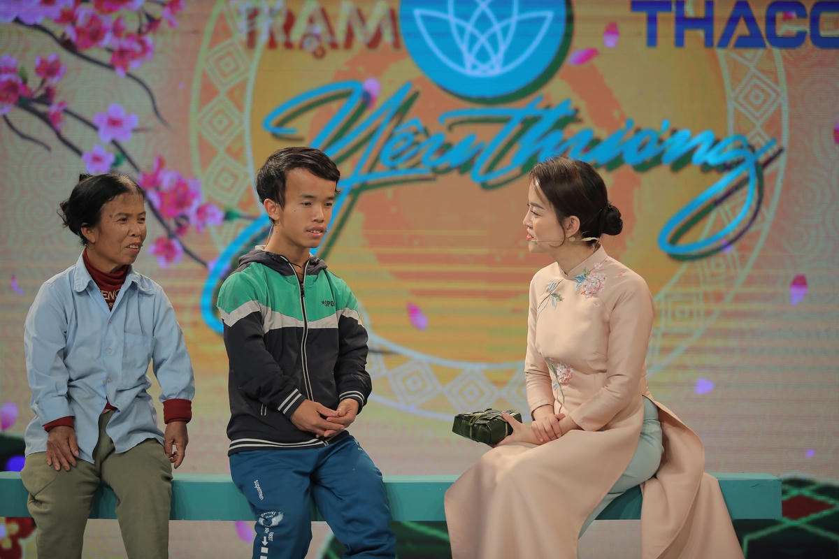 Gia đình bà Bình nghèo càng thêm khó khăn khi thân hình quá nhỏ, không thể làm ruộng và các công việc khác như người bình thường.