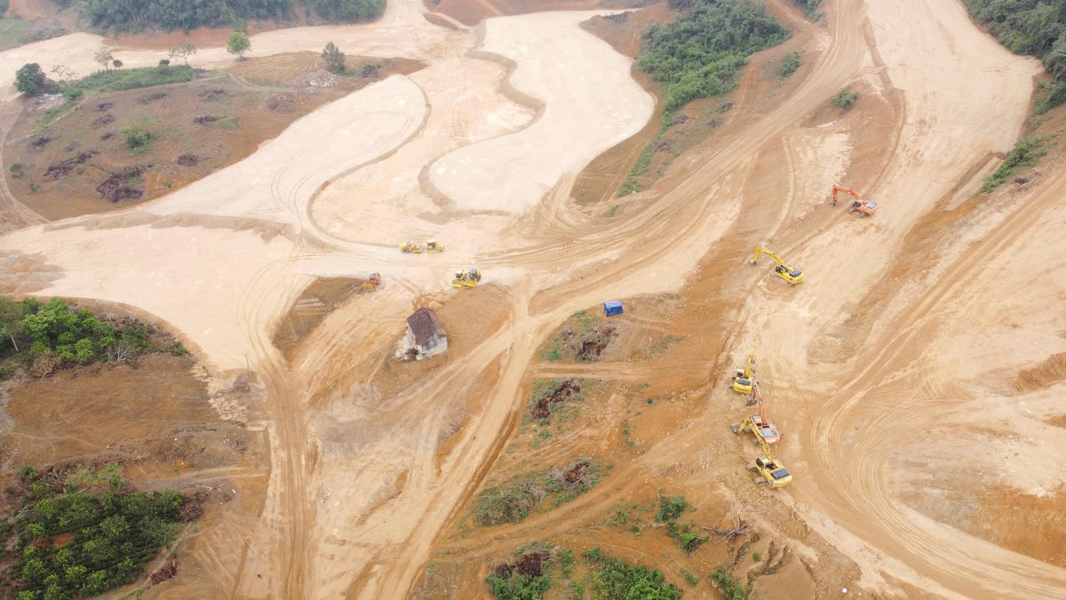 Cấp chính quyền xác định: Hồ sơ dự án chưa hoàn thiện, chưa được giao đất, chưa được cấp phép xây dựng,... nhưng chủ đầu tư đã tiến hành hoạt động thi công. Những vi phạm của chủ đầu tư dự án được xem xét, điều chỉnh lại, đề nghị xử lý hành chính vì "vi phạm trong lĩnh vực đất đai" thành "vi phạm trong lĩnh vực trật tự xây dựng". (Ảnh T.T).