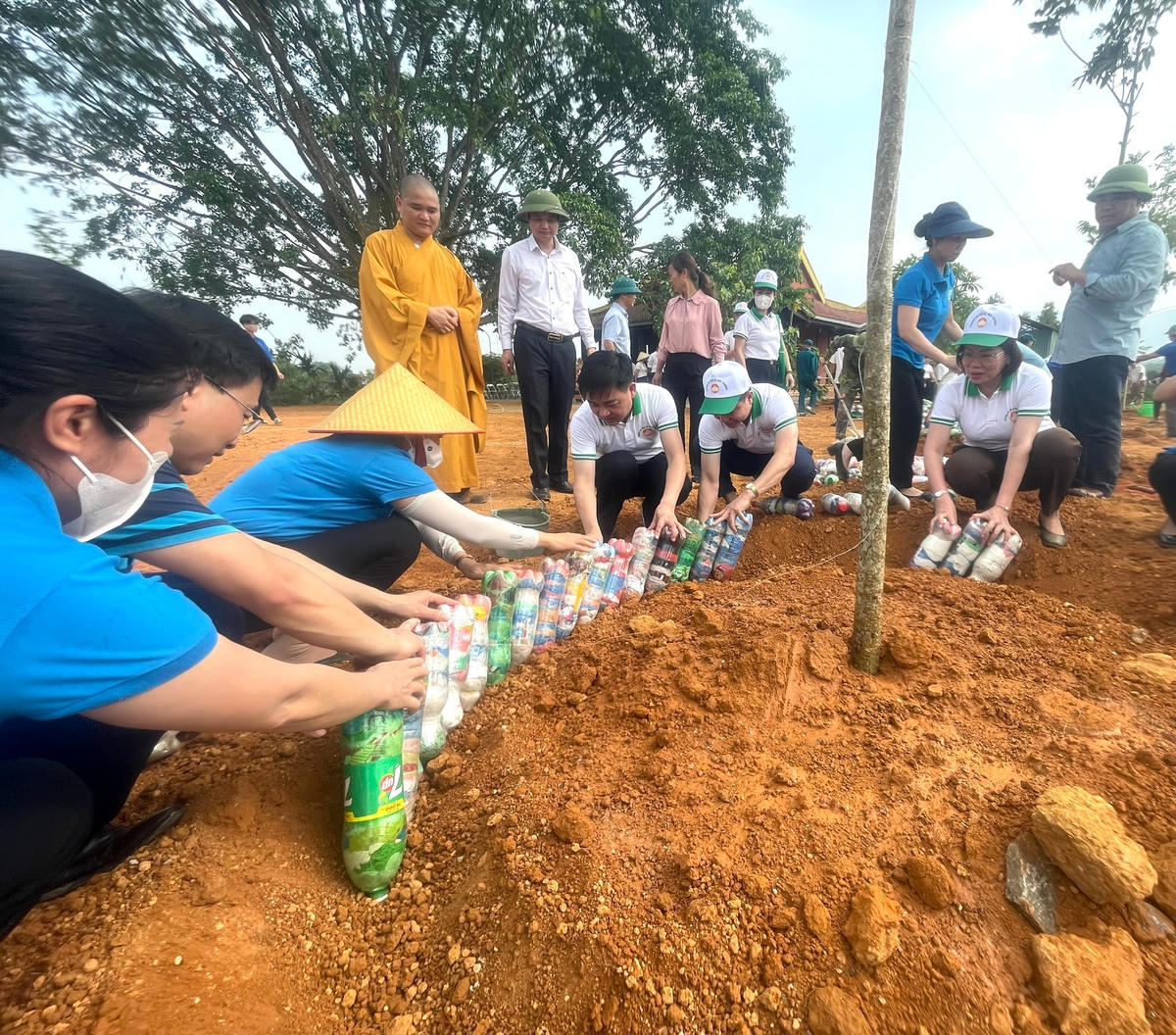 Các đại biểu tham gia trồng cây xanh.