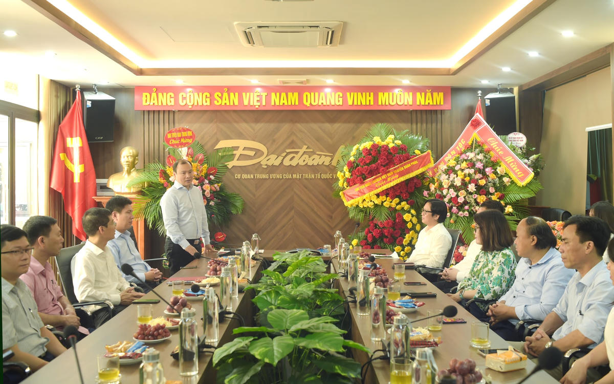 Ông Lê Hải Bình, Ủy viên dự khuyết Trung ương Đảng, Phó Trưởng ban Tuyên giáo Trung ương thăm và chúc mừng Báo Đại Đoàn Kết. Ảnh: X.T.
