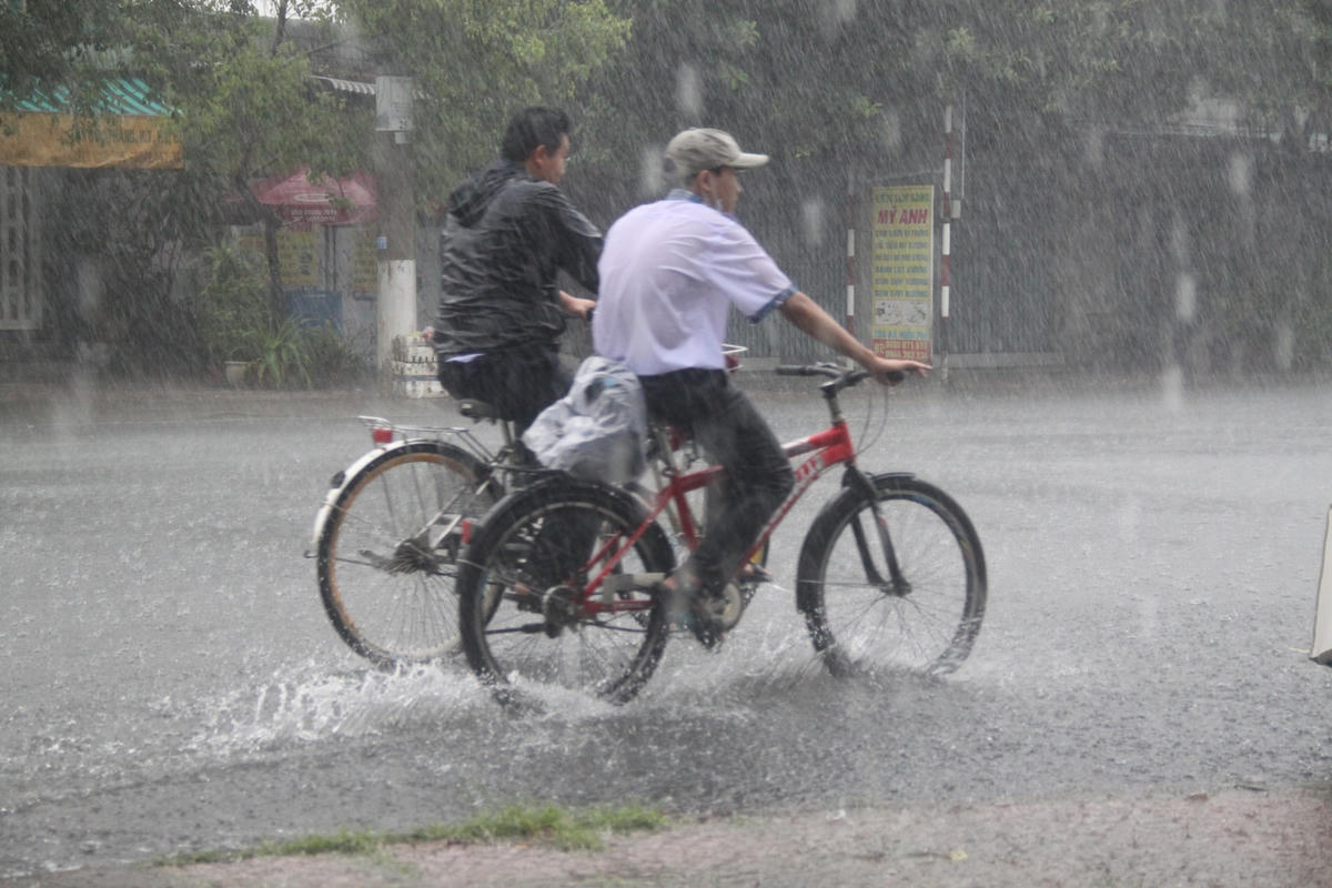 Nhiều em học sinh quần áo ướt nhem vì mưa.