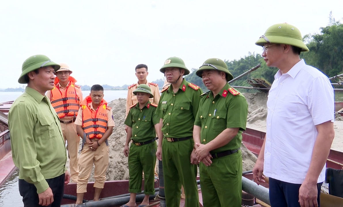 Bí thư Huyện uỷ, Chủ tịch UBND huyện yêu cầu xử lý nghiêm đối với các tổ chức, cá nhân có hành vi khai thác cát trái phép trên sông.