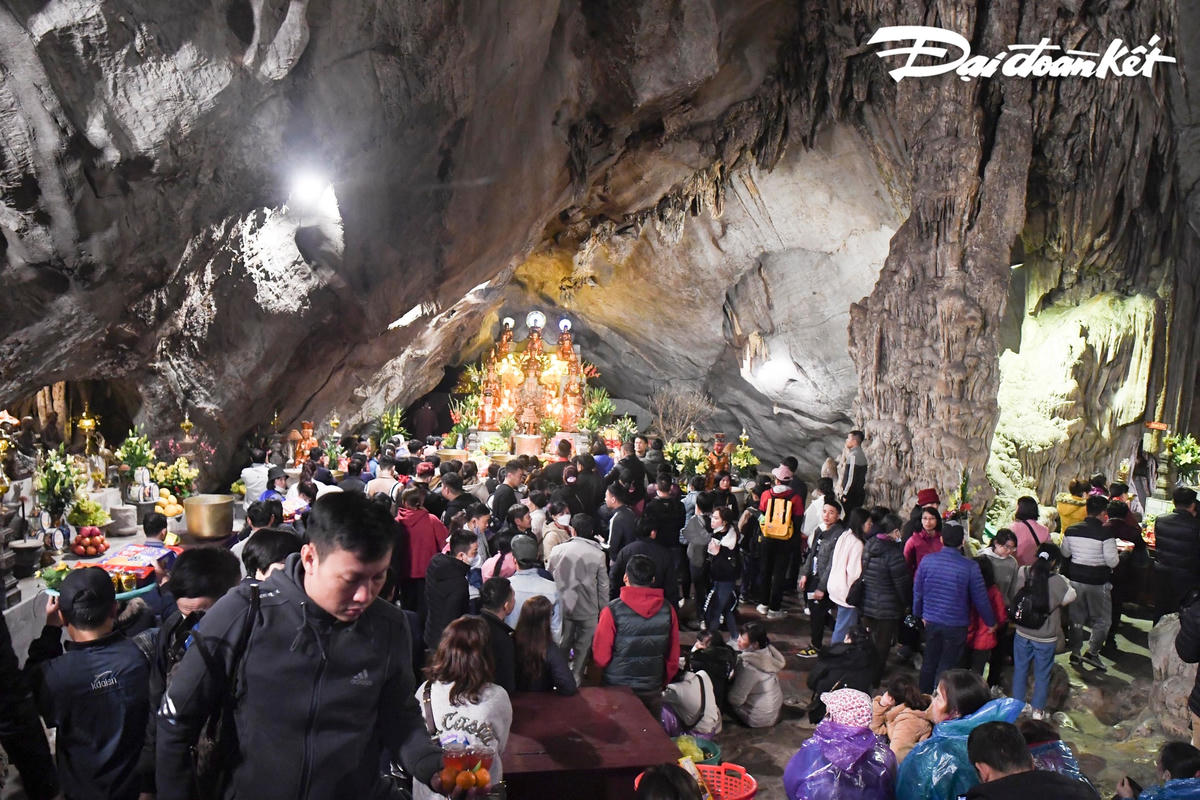 Gần 3 vạn du khách trong ngày khai hội Chùa Hương 2023