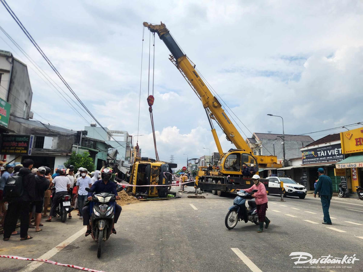 Nơi xe tải BKS: 76H-026.17 bị lật nghiên tông vào nhà dân. Ảnh: Tấn Thành.