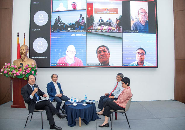 PGS.TS Nguyễn Phú Khánh, Phó Hiệu trưởng Trường Đại học Phenikaa trao đổi tại sự kiện.