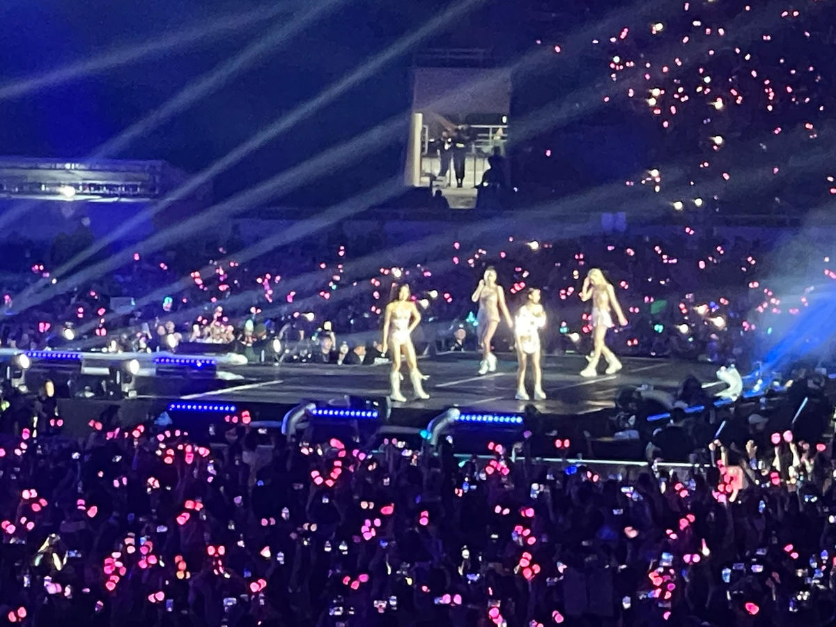 Sự xuất hiện của 4 cô gái nhóm BlackPink khiến người hâm mộ hò hét không ngớt.