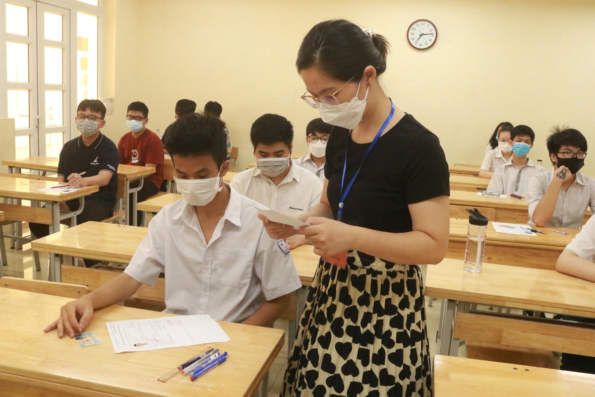 Sáng 18/6, gần 107.000 học sinh Hà Nội làm bài thi đầu tiên của kỳ thi vào lớp 10 với bài thi môn Ngữ văn.
