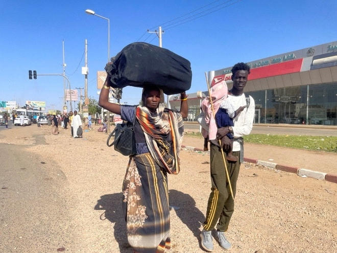 Người dân Sudan sơ tán tránh xung đột giữa quân đội (SAF) và lực lượng bán quân sự (RSF). Ảnh: Africa News.