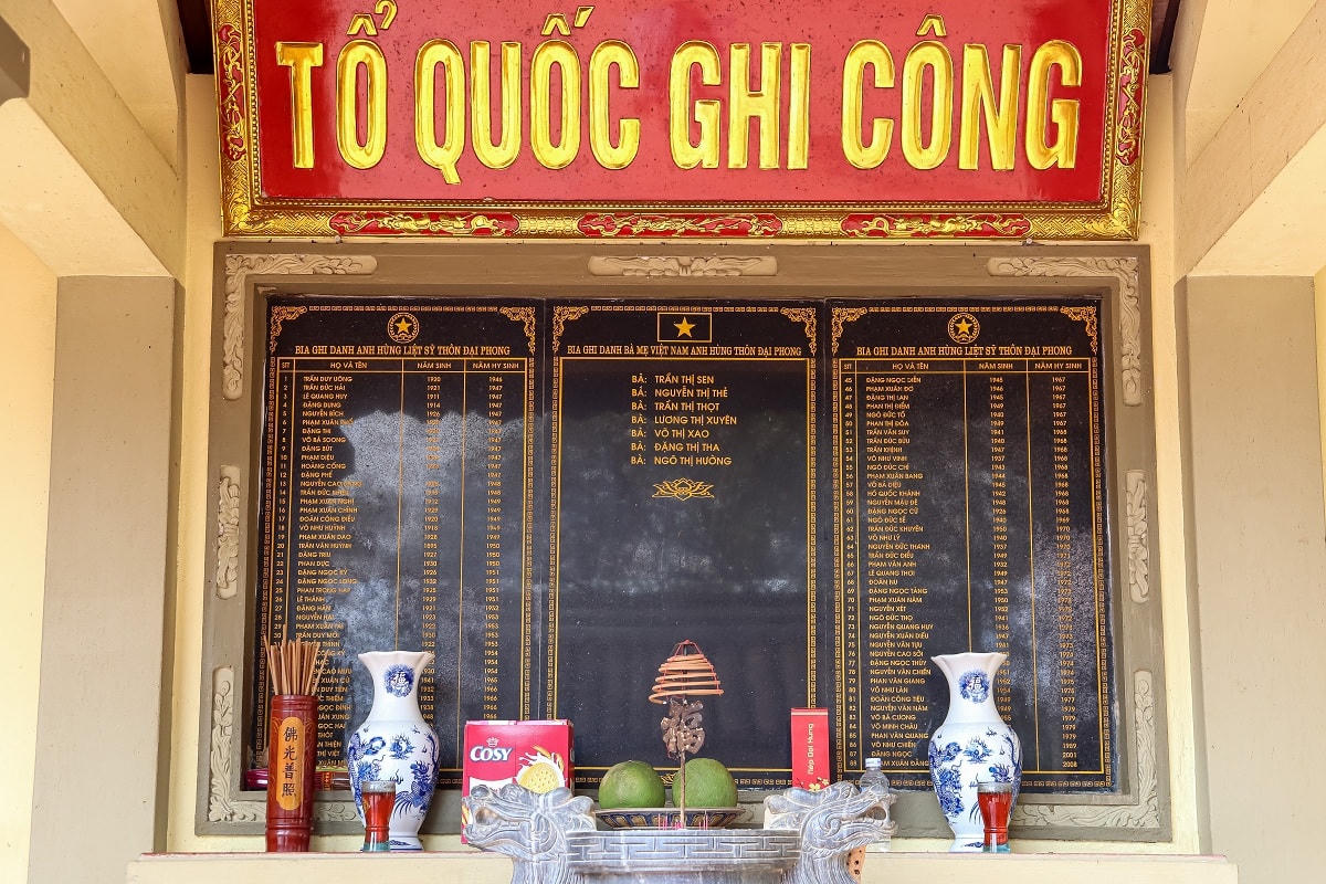 Những mẹ Việt Nam anh hùng và anh hùng liệt sĩ trong làng cũng được lập bàn thờ nơi đây.