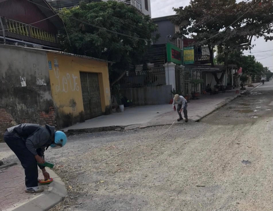 Ban Thanh tra nhân dân xã Chí Minh (huyện Tứ Kỳ) giám sát thi công đường.