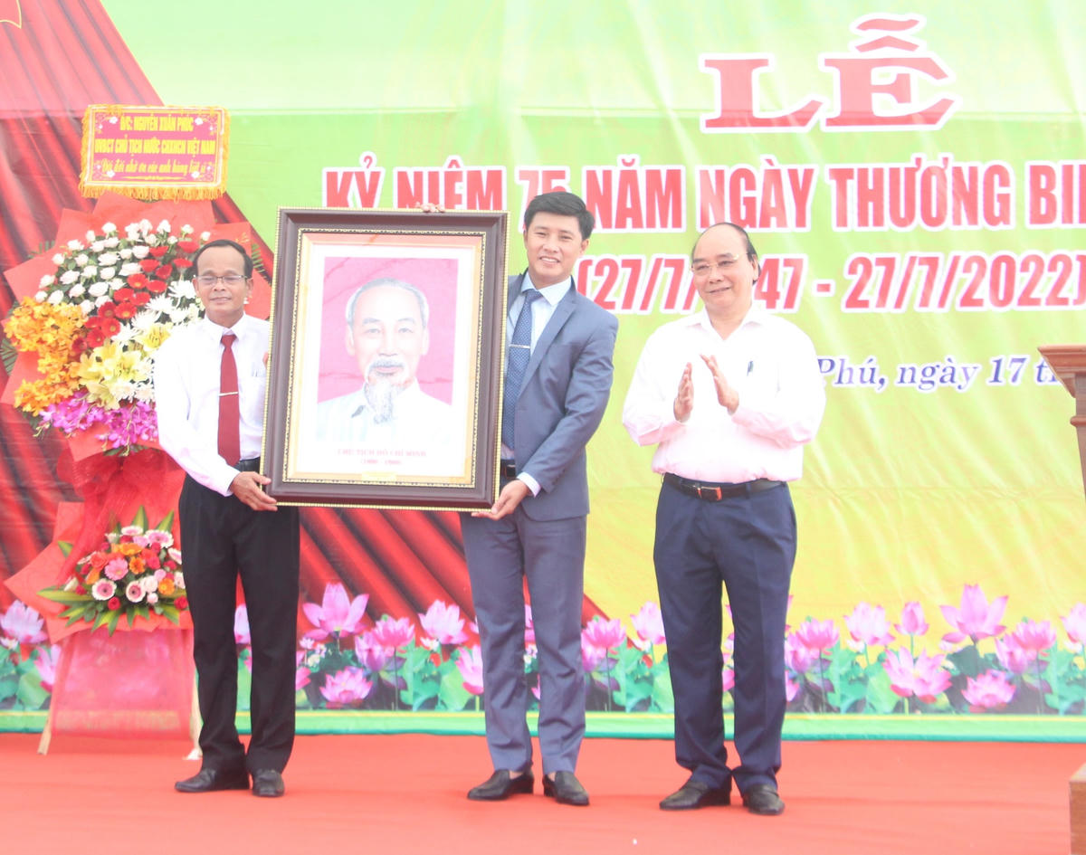 Chủ tịch nước Nguyễn Xuân Phúc tặng Bức ảnh chân dung Chủ tịch Hồ Chí Minh cho lãnh đạo xã Quế Phú.