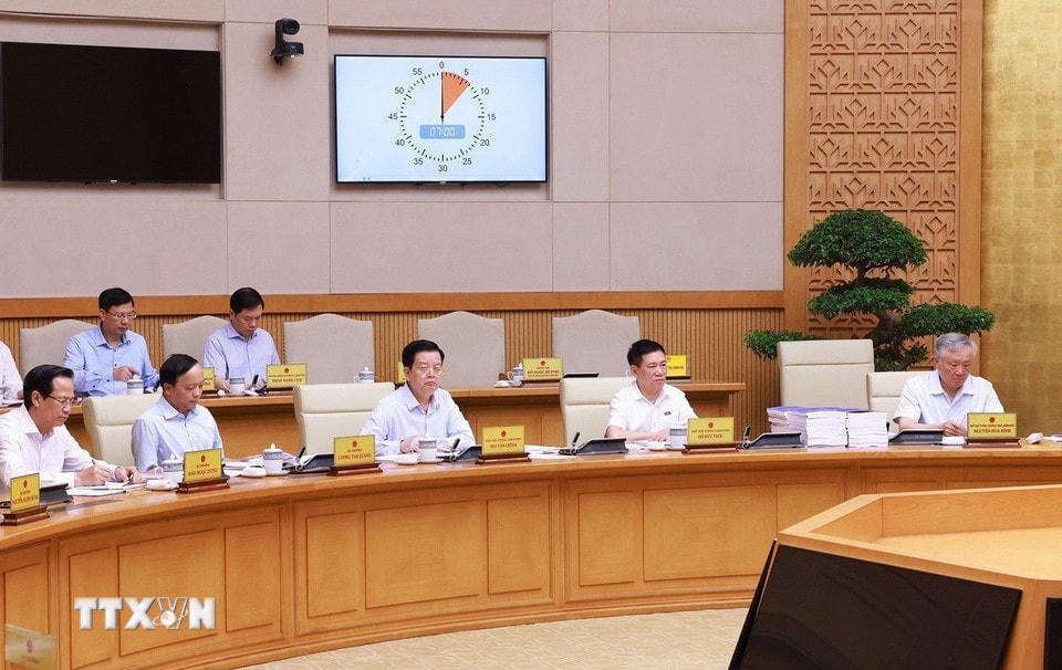 Các Phó Thủ tướng và thành viên Chính phủ tham dự cuộc họp. (Ảnh: Dương Giang/TTXVN)