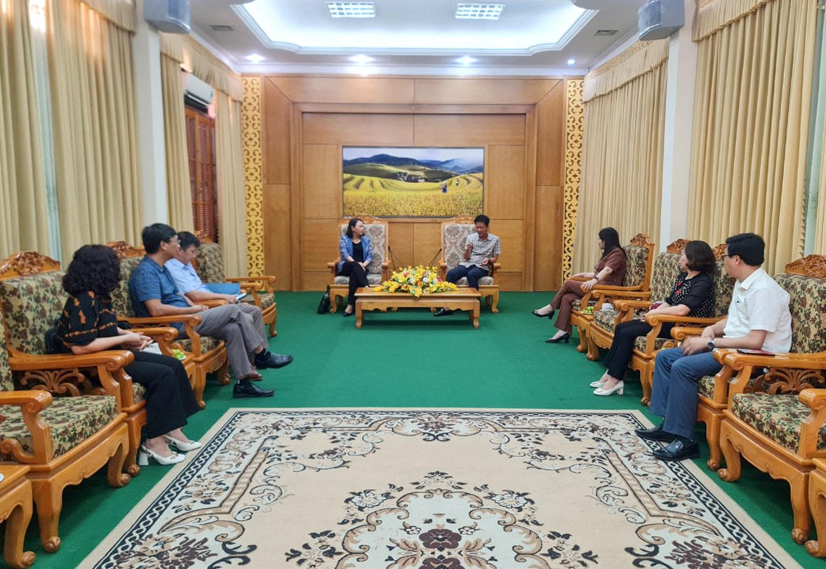 Phó Chủ tịch – Tổng Thư ký Nguyễn Thị Thu Hà trao hỗ trợ giúp tỉnh Yên Bái khắc phục hậu quả bão lũ