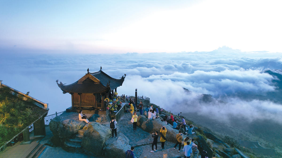 khung-canh-ao-dieu-noi-dinh-chua-dong-trong-buoi-som-mai..jpg