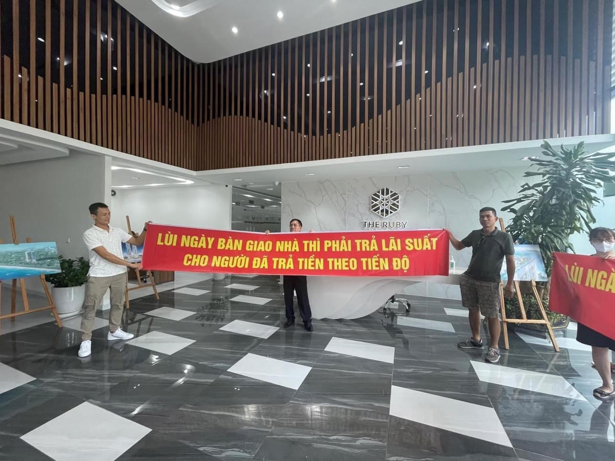 Nhiều khách hàng lo lắng cho khoản vay của mình với ngân hàng để mua căn hộ (Ảnh khách hàng The Ruby Hạ Long cung cấp).