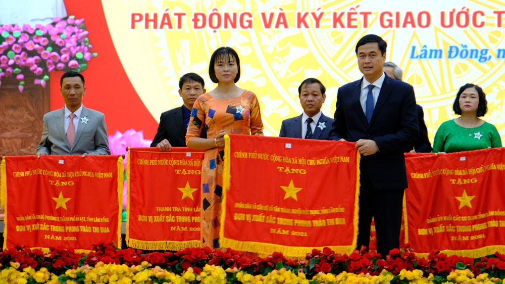 Ông Phạm Huy Giang, Trưởng Ban Thi đua - Khen thưởng Trung ương trao Cờ thi đua của Chính phủ cho các tập thể.