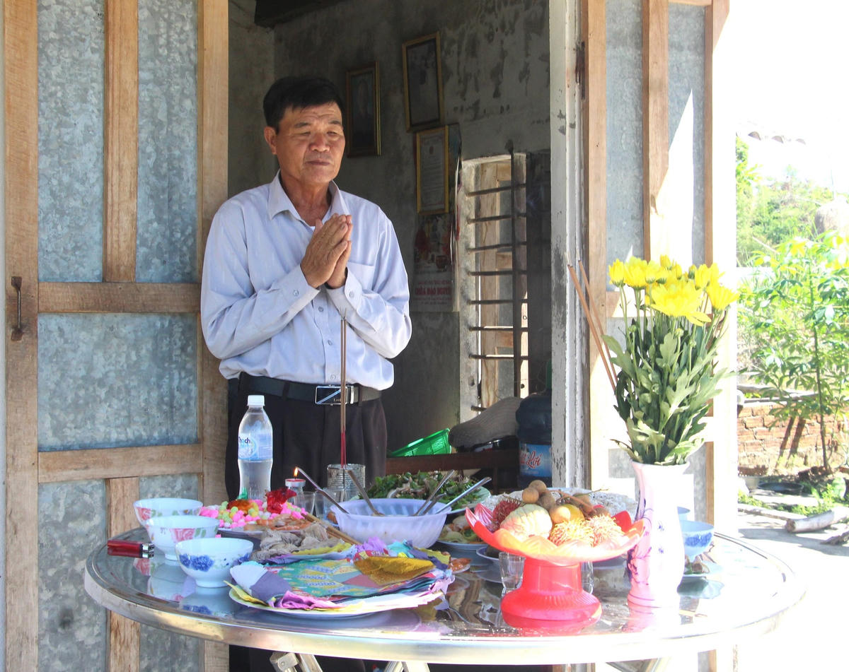 Gia đình của bà Tư làm mâm cơm để tướng nhớ các Anh hùng liệt sĩ.