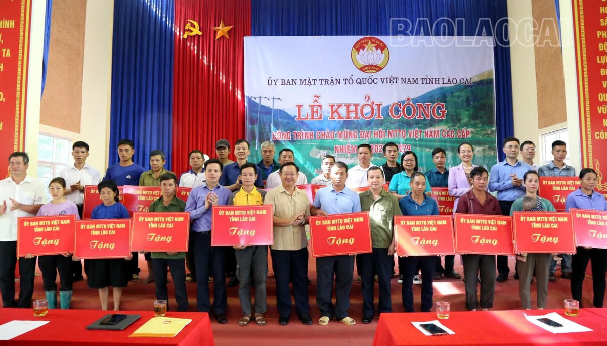 Ông Giàng Seo Vần trao biển hỗ trợ làm nhà Đại đoàn kết cho 20 hộ nghèo. Ảnh: Báo Lào Cai.