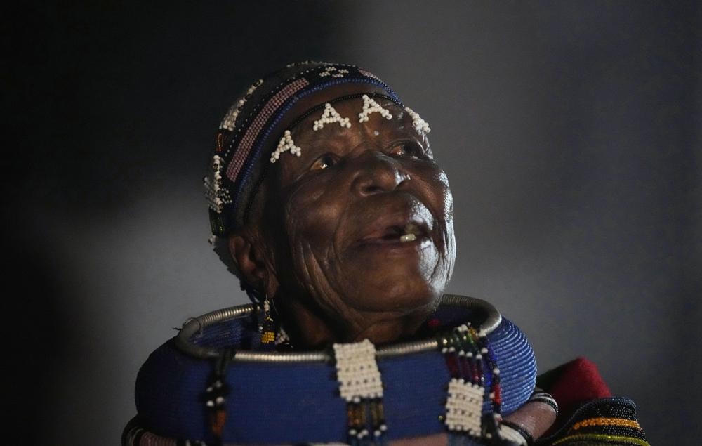 Nghệ sĩ Nam Phi Esther Mahlangu trong một cuộc phỏng vấn tại Siyabuswa, Nam Phi. Ảnh: AP.