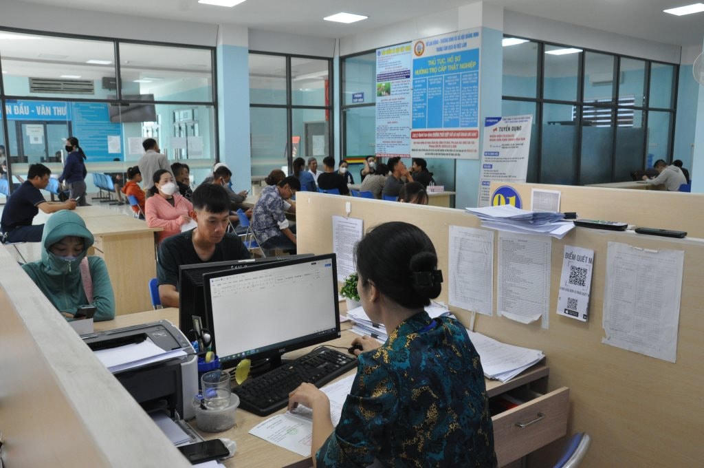 2216951_can_bo_nhan_vien_trung_tam_dich_vu_viec_lam_so_ldtb_xh_tinh_tu_van_xuat_khau_lao_dong_cho_nguoi_dan_tai_trung_tam_11052326.jpg