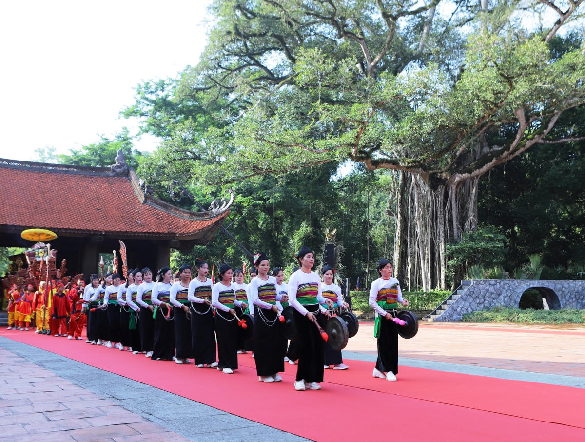 Kết hợp với các trò diễn đặc sắc như trò Xuân Phả, múa đèn Đông Anh, diễn tấu cồng chiêng của người Mường,... tạo nên một không gian nghệ thuật đậm đà bản sắc dân tộc, để lại nhiều dư âm cùng ấn tượng đẹp trong lòng Nhân dân và du khách.