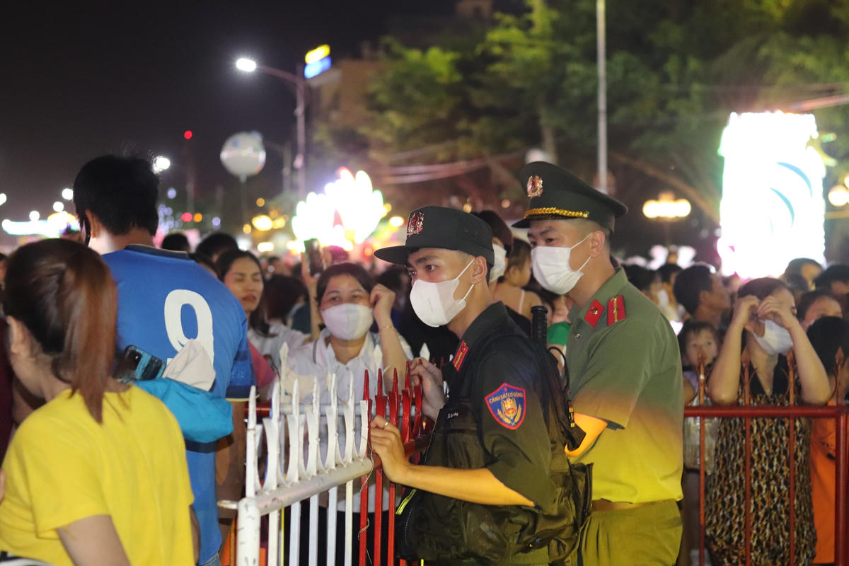Để đảm bảo an ninh trật tự, lực lượng Công an phải lập rào chắn.