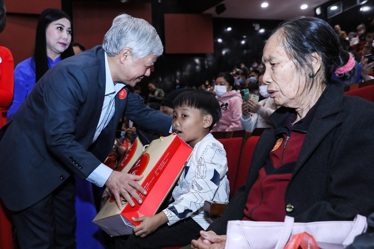 Chủ tịch Đỗ Văn Chiến tặng quà cho em học sinh có hoàn cảnh khó khăn tại chương trình "Tết Nhân ái" năm 2023