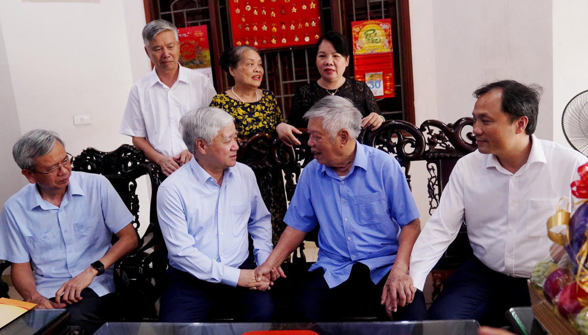 Đoàn công tác thăm hỏi, chúc sức khỏe nguyên Bí thư Tỉnh ủy Hà Tĩnh Trần Quốc Thại.