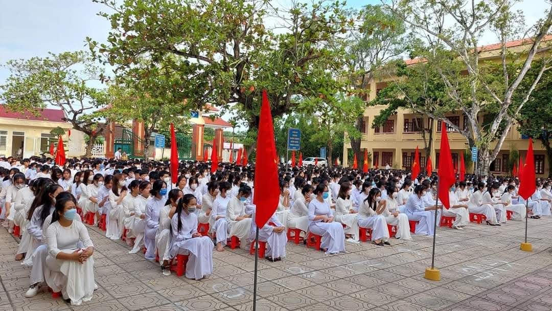 Trường THPT Hậu Lộc 2 tổ chức lễ khai giảng quy mô, trang trọng.