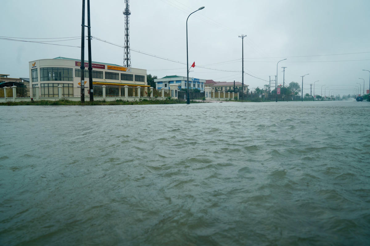 Do mưa lớn kéo dài khiến khu vực phía trước của Bưu điện huyện Lộc Hà, Trung tâm Hành chính công huyện này chìm trong biển nước.