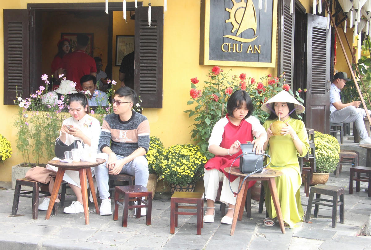 Các quán cà phê ở TP Hội An luôn đông khách.