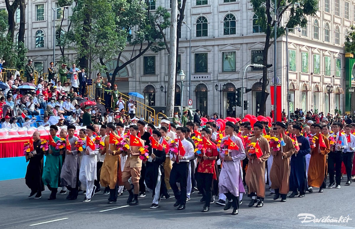 Khối Mặt trận tổ quốc tham gia buổi lễ tổng duyệt. (ảnh Đ.Xá).