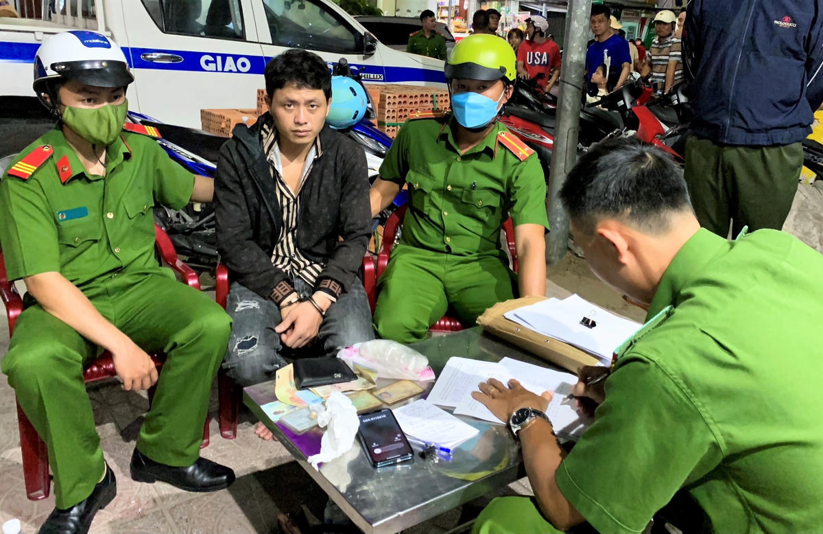 Đối tượng Trần Quốc Đô bị lực lượng Công an bắt quả tang về hành vi mua bán trái phép chất ma túy.
