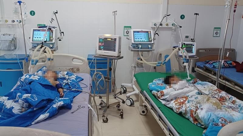 Thời điểm đưa đến Bệnh viện Đa khoa Thảo Nguyên Mộc Châu cấp cứu, 2 cháu bé có nhiều viên bi găm vào cơ thể. Ảnh: SKĐS.