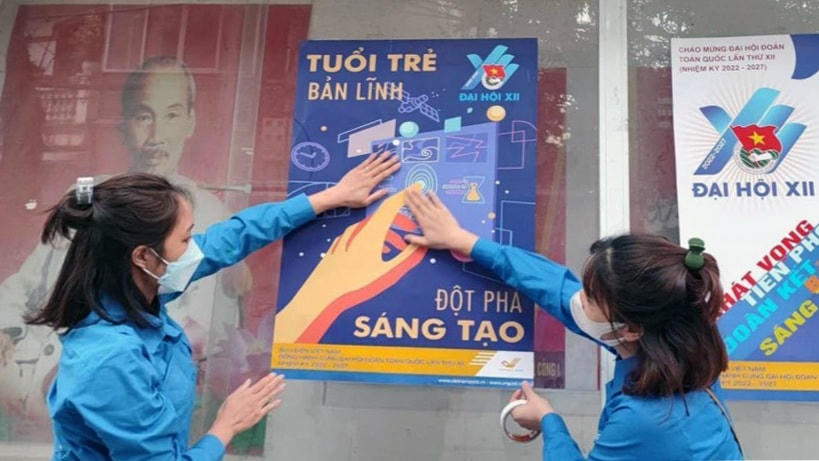 Thanh niên Thủ đô dán pano tuyên truyền Đại hội Đoàn toàn quốc lần thứ XII.