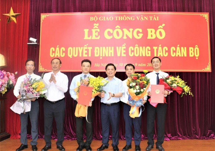 Bộ trưởng Nguyễn Văn Thể trao quyết định và chúc mừng lãnh đạo Cục Đường cao tốc Việt Nam.