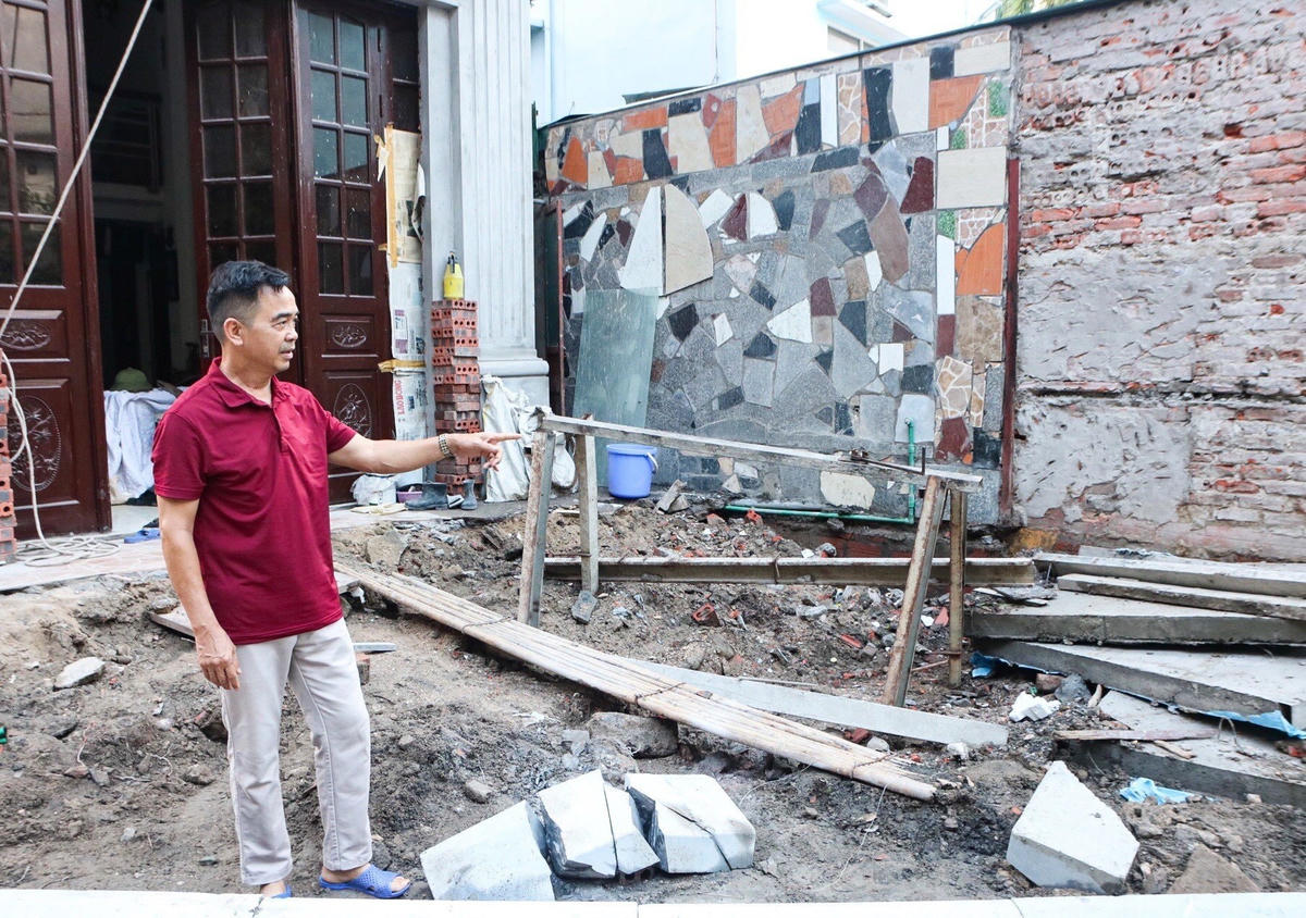 Ông Phùng Văn Thắng (phường Bạch Đằng) hiến tặng một phần đất của gia đình để mở rộng đường.