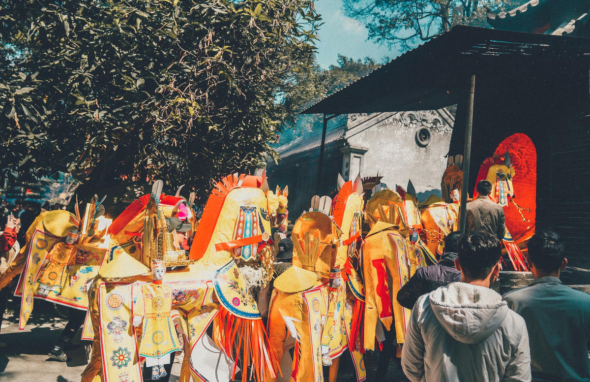 Lò hóa vàng mã ở đền ông Hoàng Mười những ngày này quá tải vì nhiều người liên tục thay nhau đẩy ngựa giấy, vàng mã... vào đốt. Ban quản lý phân công 2-3 người phụ nữ túc trực ở đây hỗ trợ du khách và dọn dẹp, đảm bảo vệ sinh.