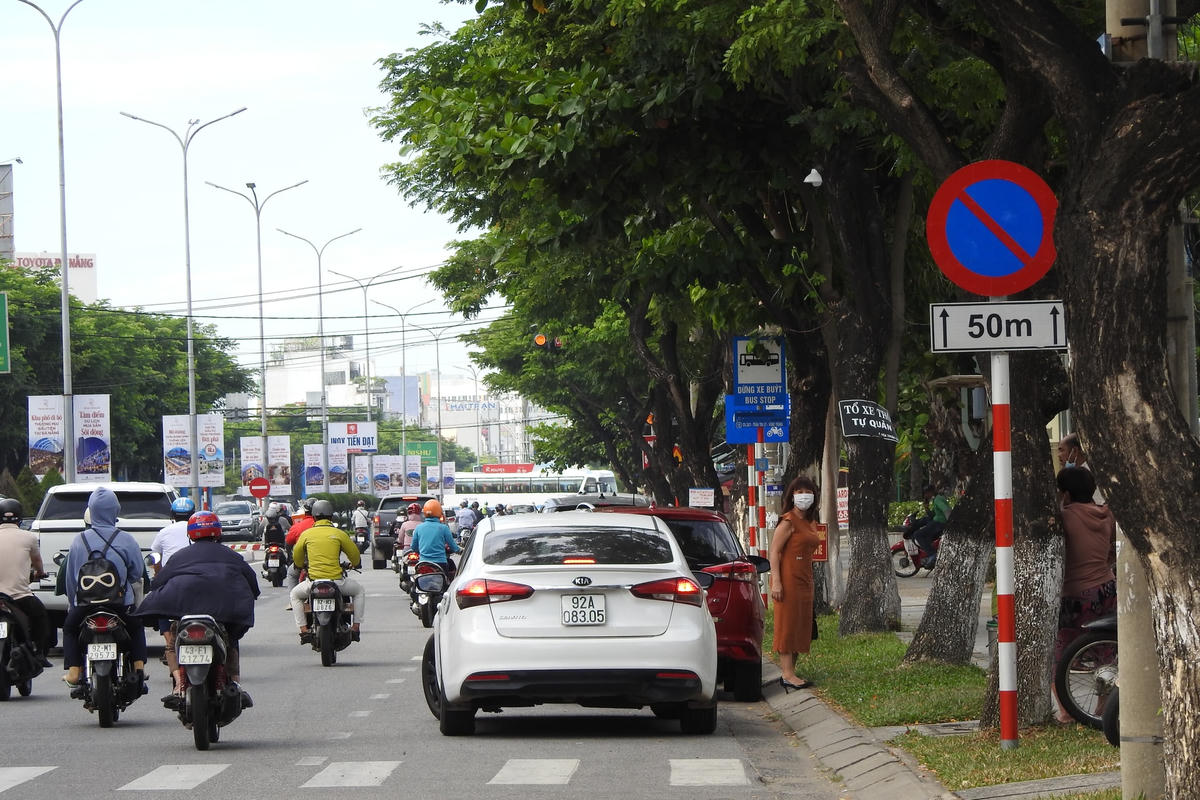 Bệnh viện Quân y 17 và biển cấm đỗ trên tuyến đường Nguyễn Hữu Thọ (2 bên và đối diện cổng bệnh viện). Ảnh Thanh Tùng